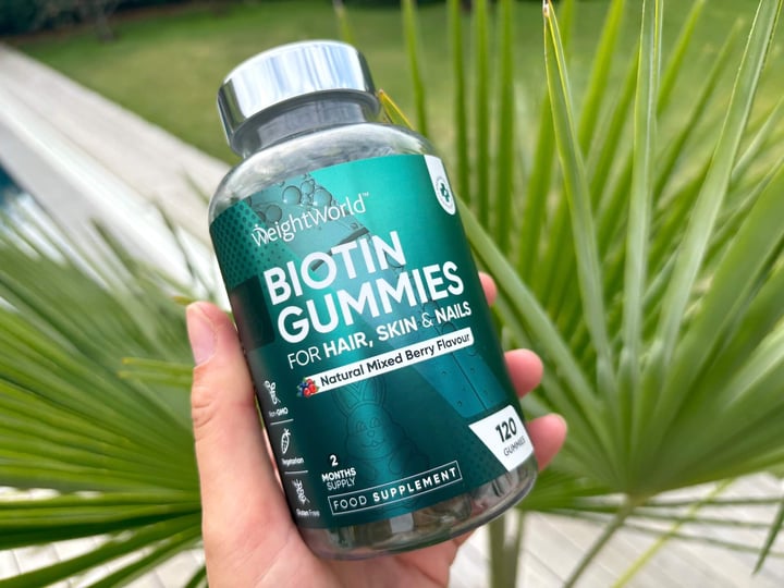 WeightWorld Biotin Gummies i hånd