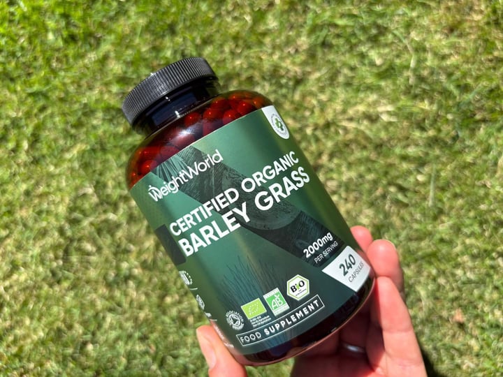 Weightworld Certified Organic Barley Grass i hånd