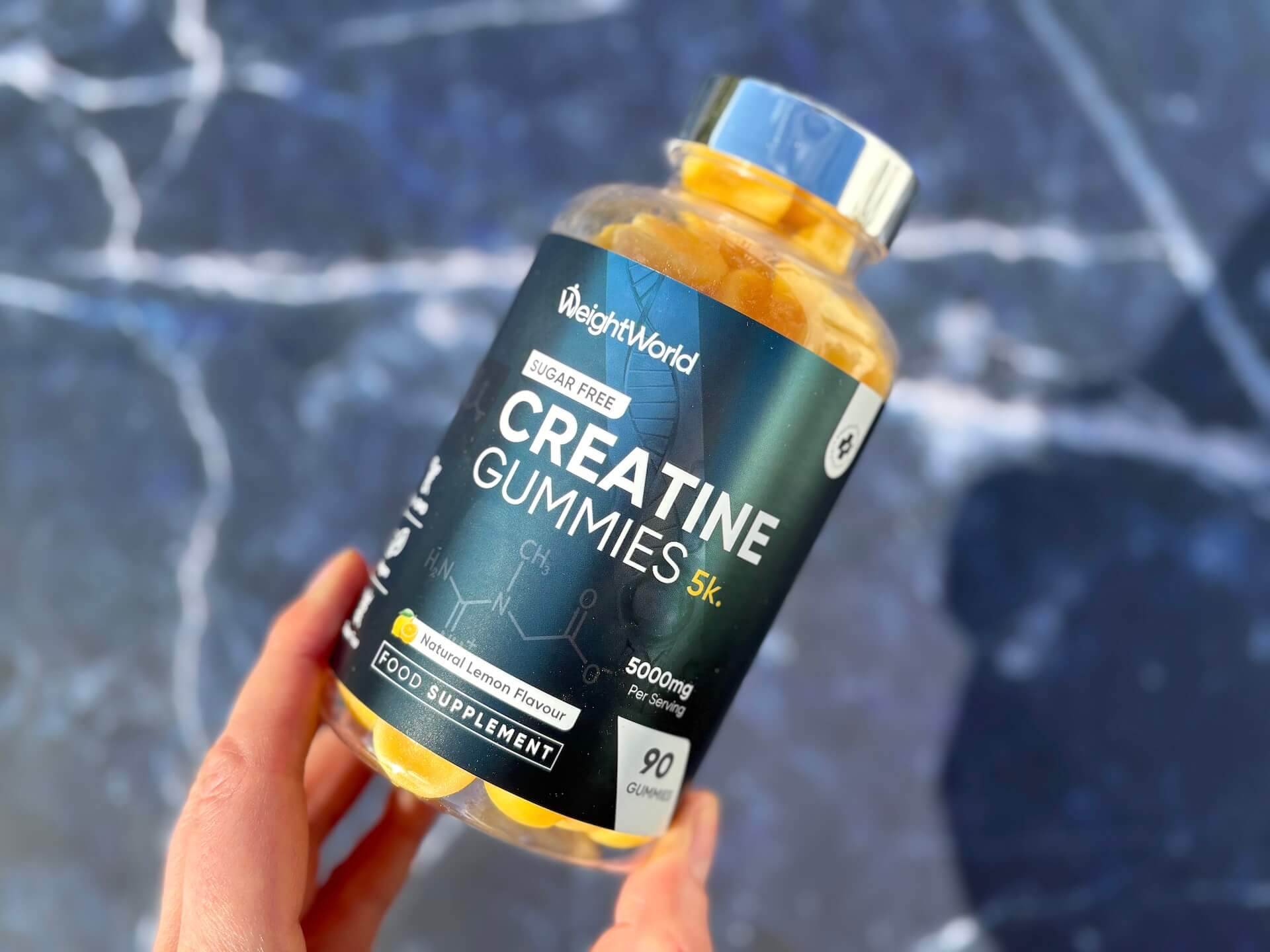 Weightworld Creatine Gummies bøtte i hånd