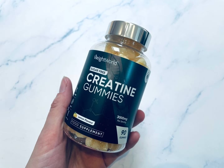 Weightworld Creatine Gummies i bøtte i hånd