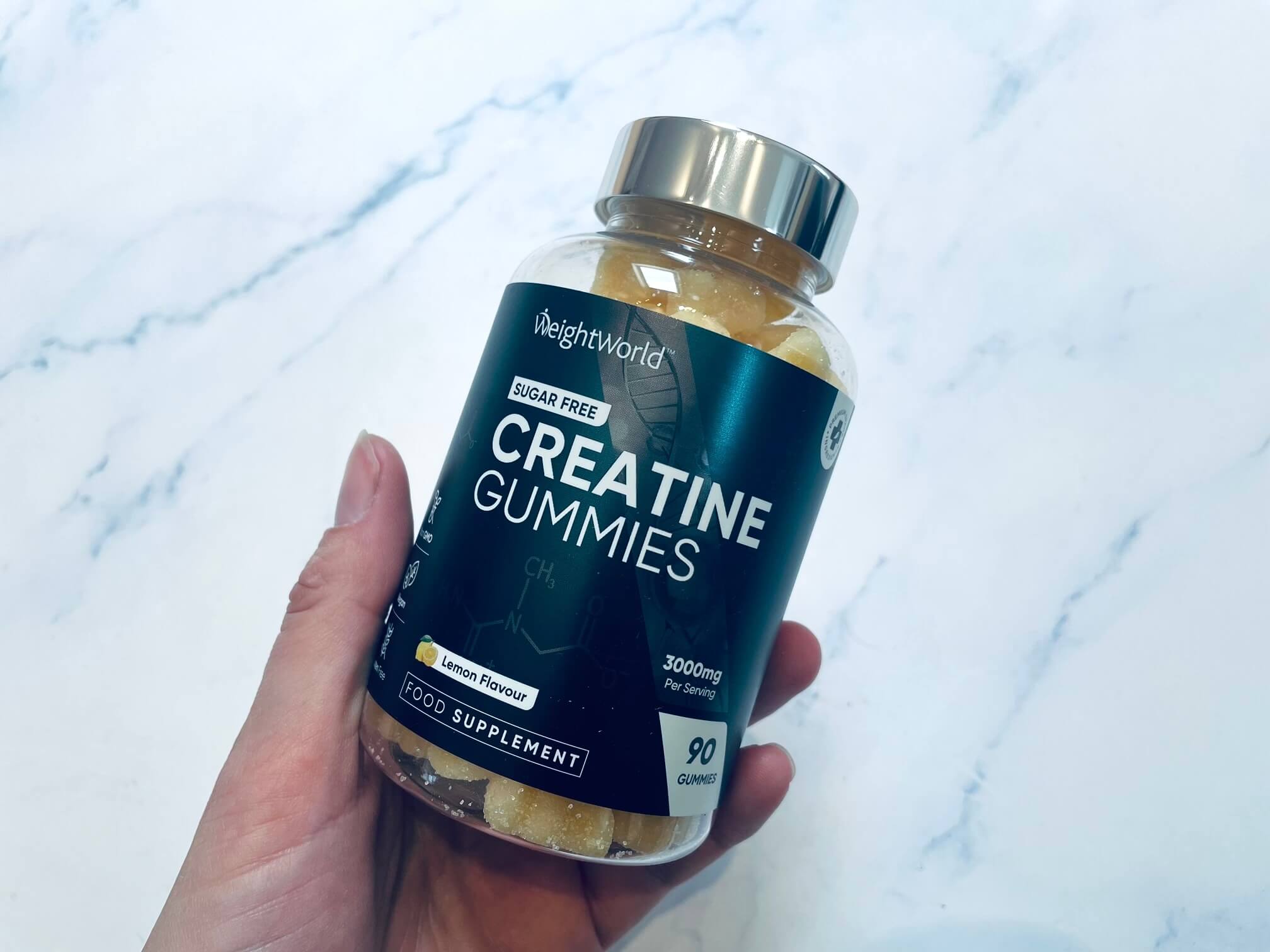 Weightworld Creatine Gummies i bøtte i hånd