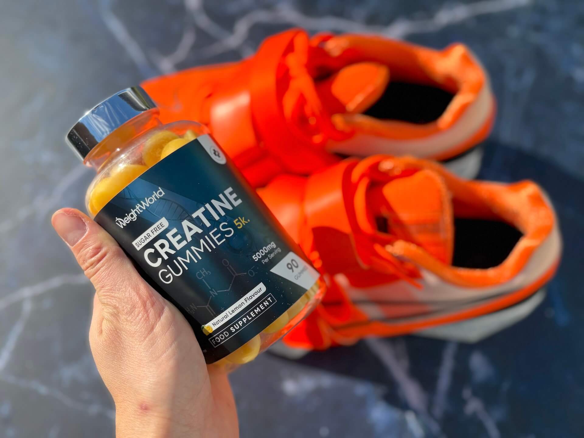 Weightworld Creatine Gummies over træningssko