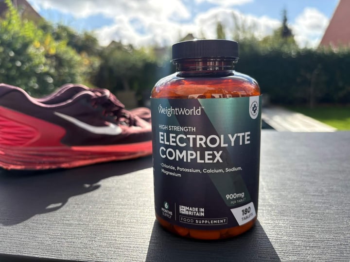 WeightWorld Electrolyte Complex på bord med træningssko