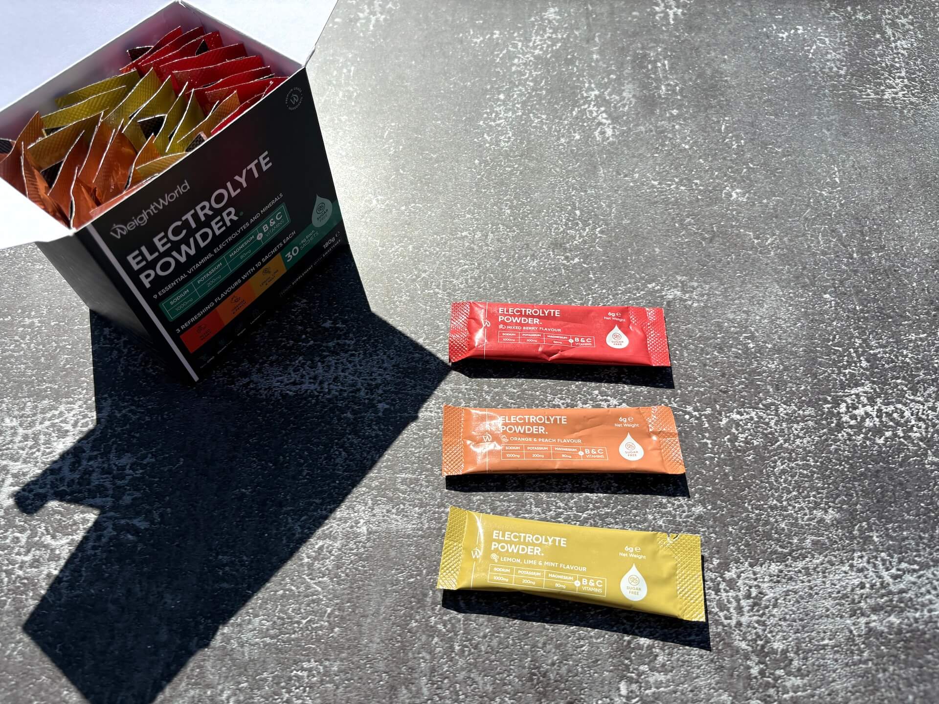 Weightworld Electrolyte Powder og tre pakker på bord