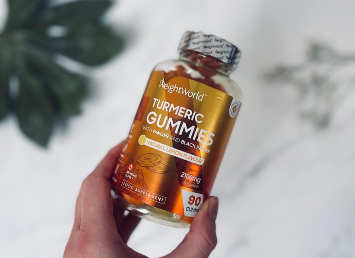 Weightworld gurkemeje vingummier i bøtte i hånd