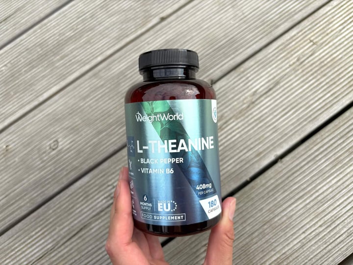 WeightWorld L-Theanine i hånd