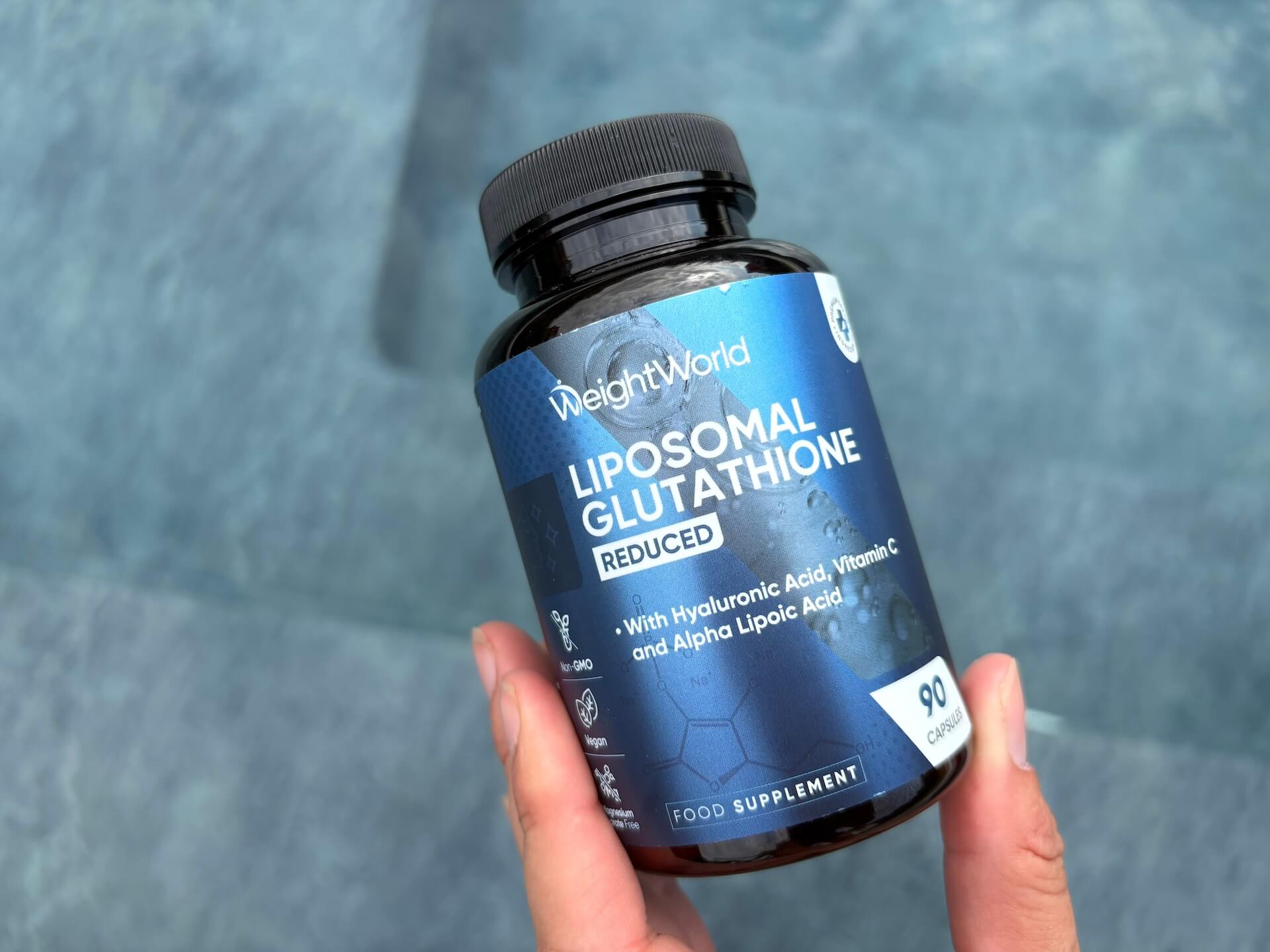 WeightWorld Liposomal Glutathione i hånd