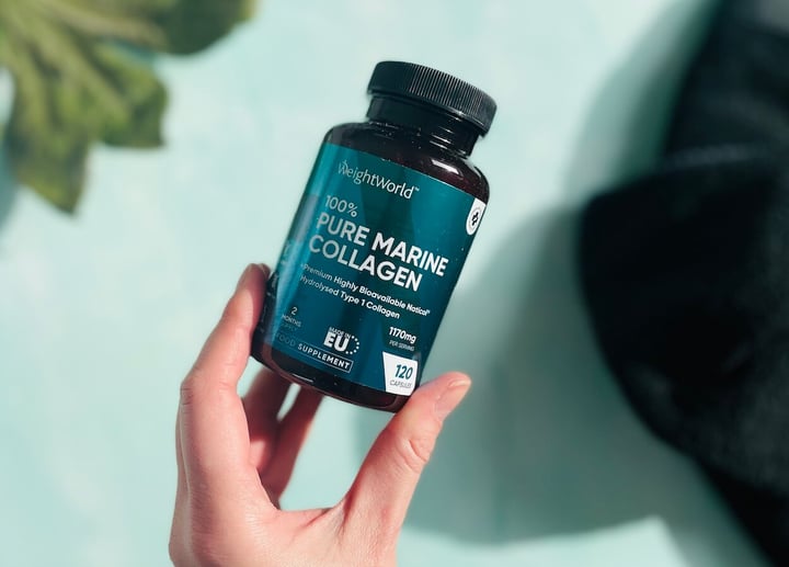 WeightWorld marine kollagen kapsler i bøtte i en hånd