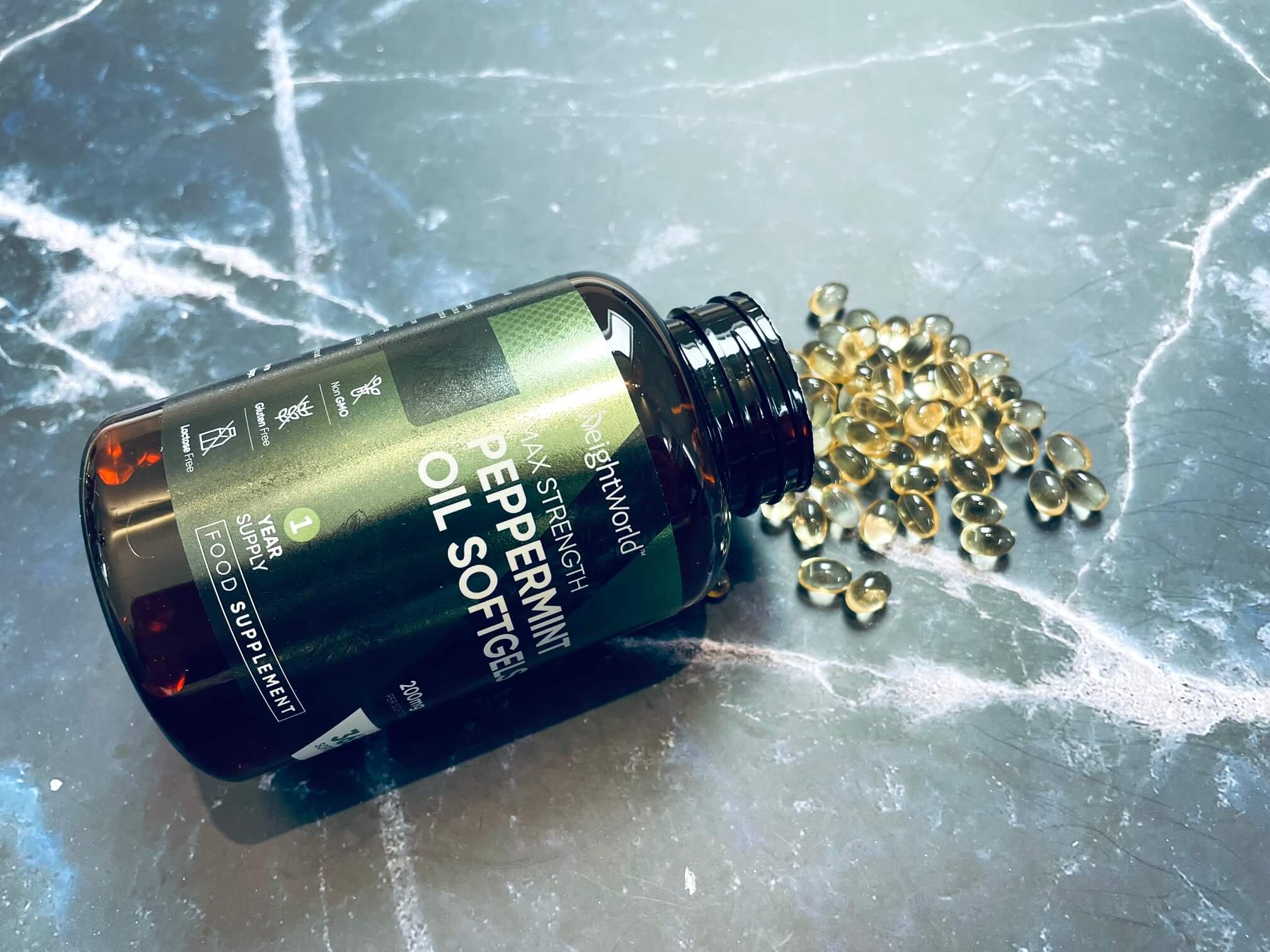Weightworld Max Strenght Peppermint Oil Softgels på et bord