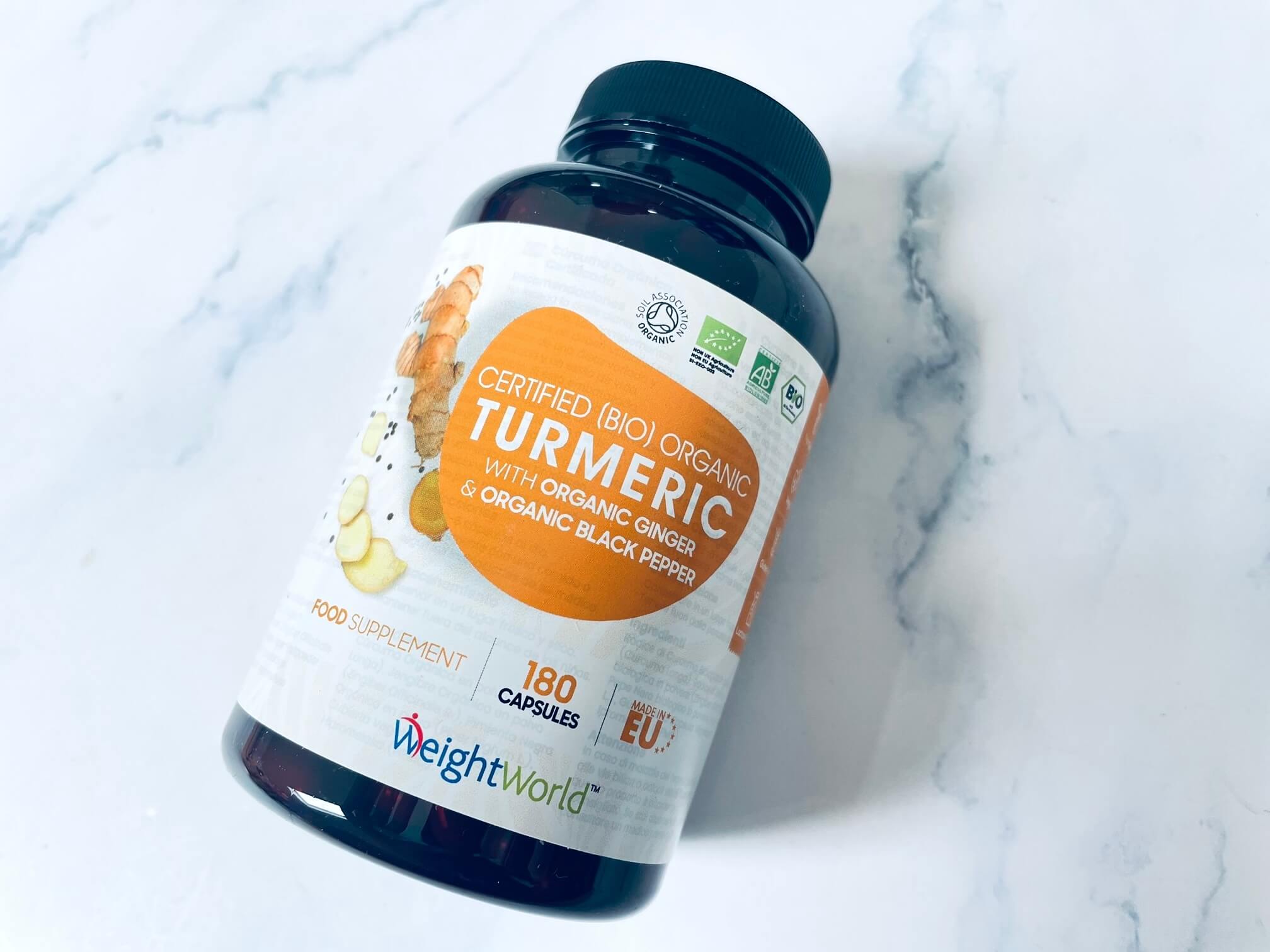 Weightworld Økologisk Gurkemeje med Ingefær og Sort Peber på bord