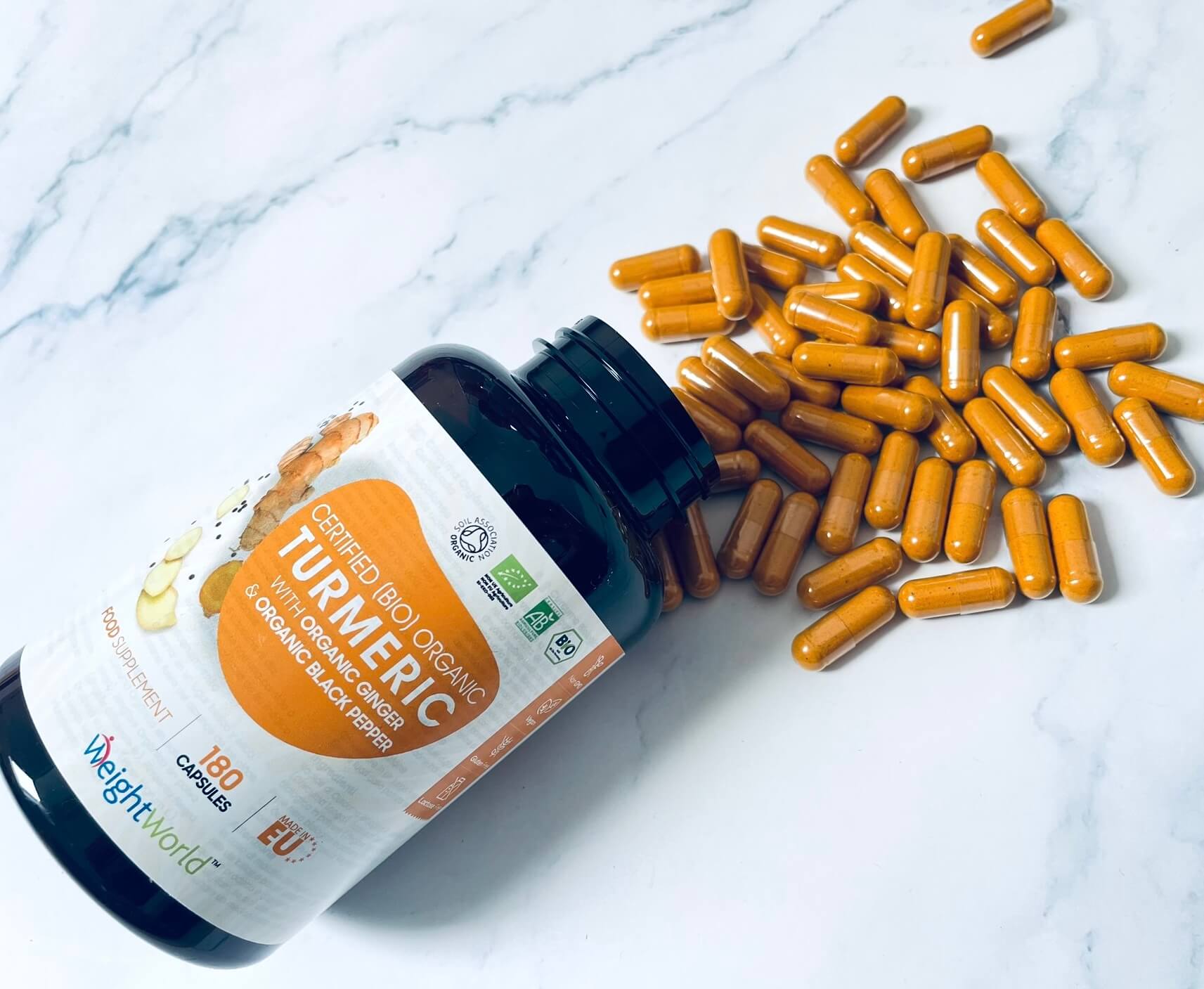 Weightworld økologiske gurkemejekapsler på bord