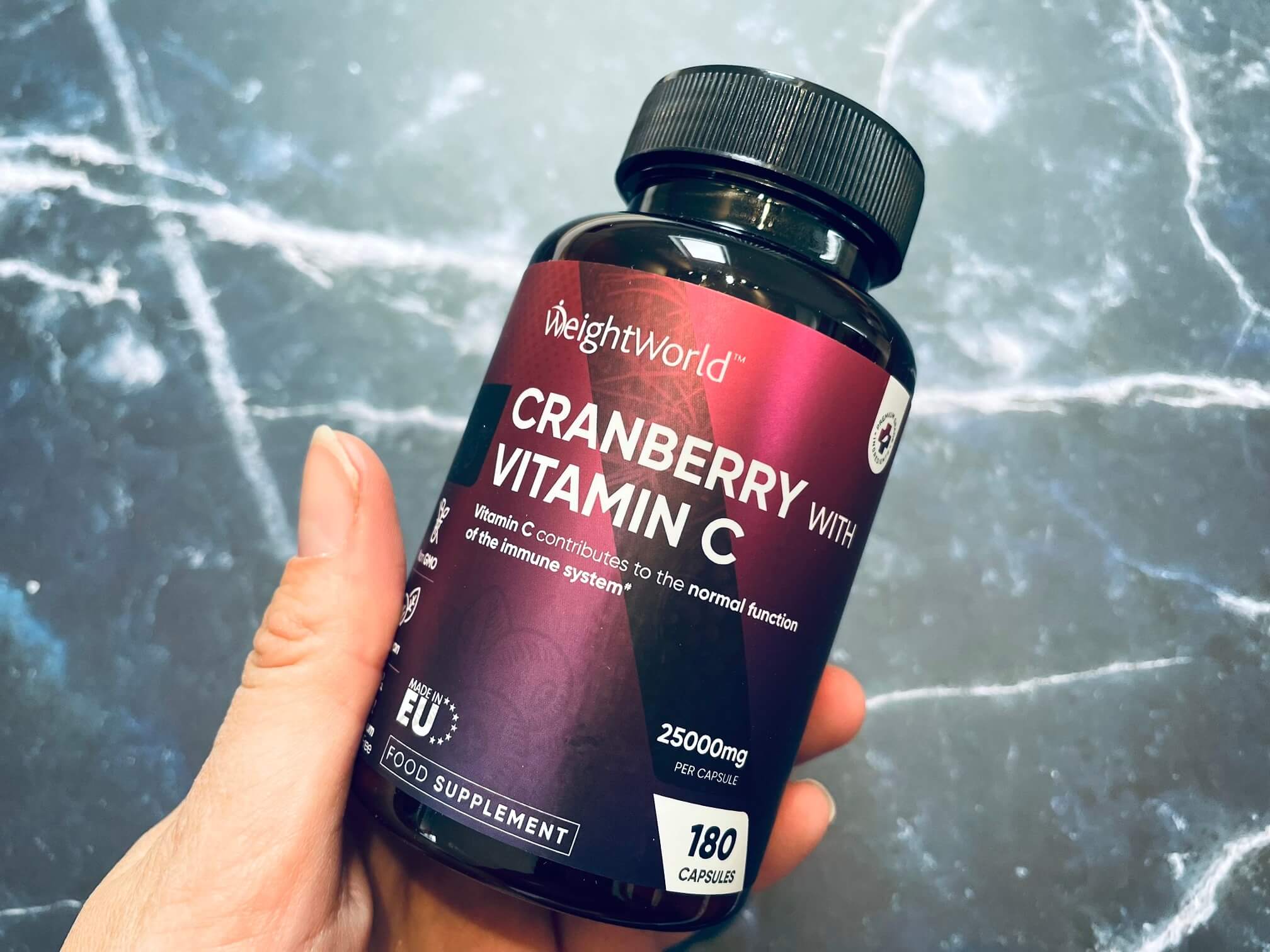 Weightworld Tranebær og C vitamine tranebærkapsler i hånd
