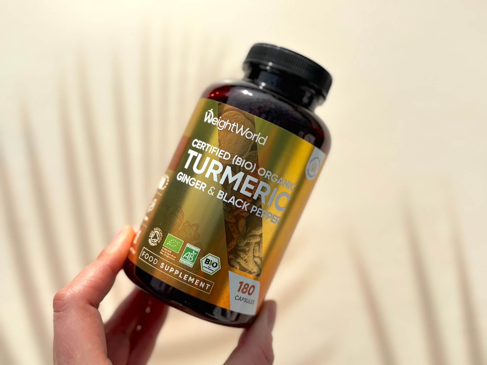 WeightWorld Turmeric bøtte i hånd