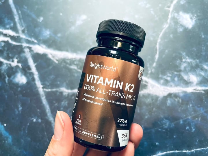 Weightworld Vitamin K2 K-vitamin bøtte i en hånd