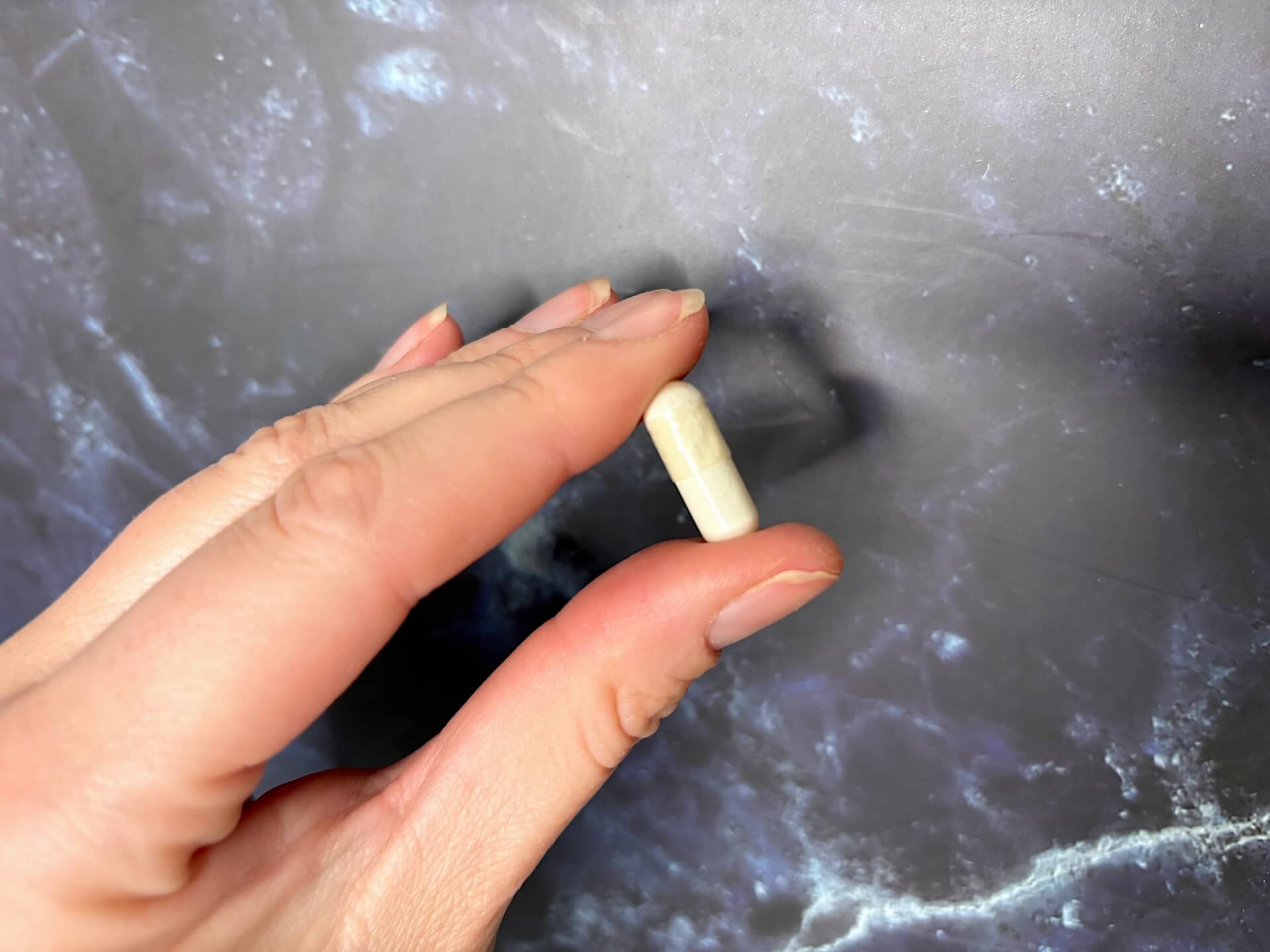 WeightWorld ZMA kapsel mellem to fingre