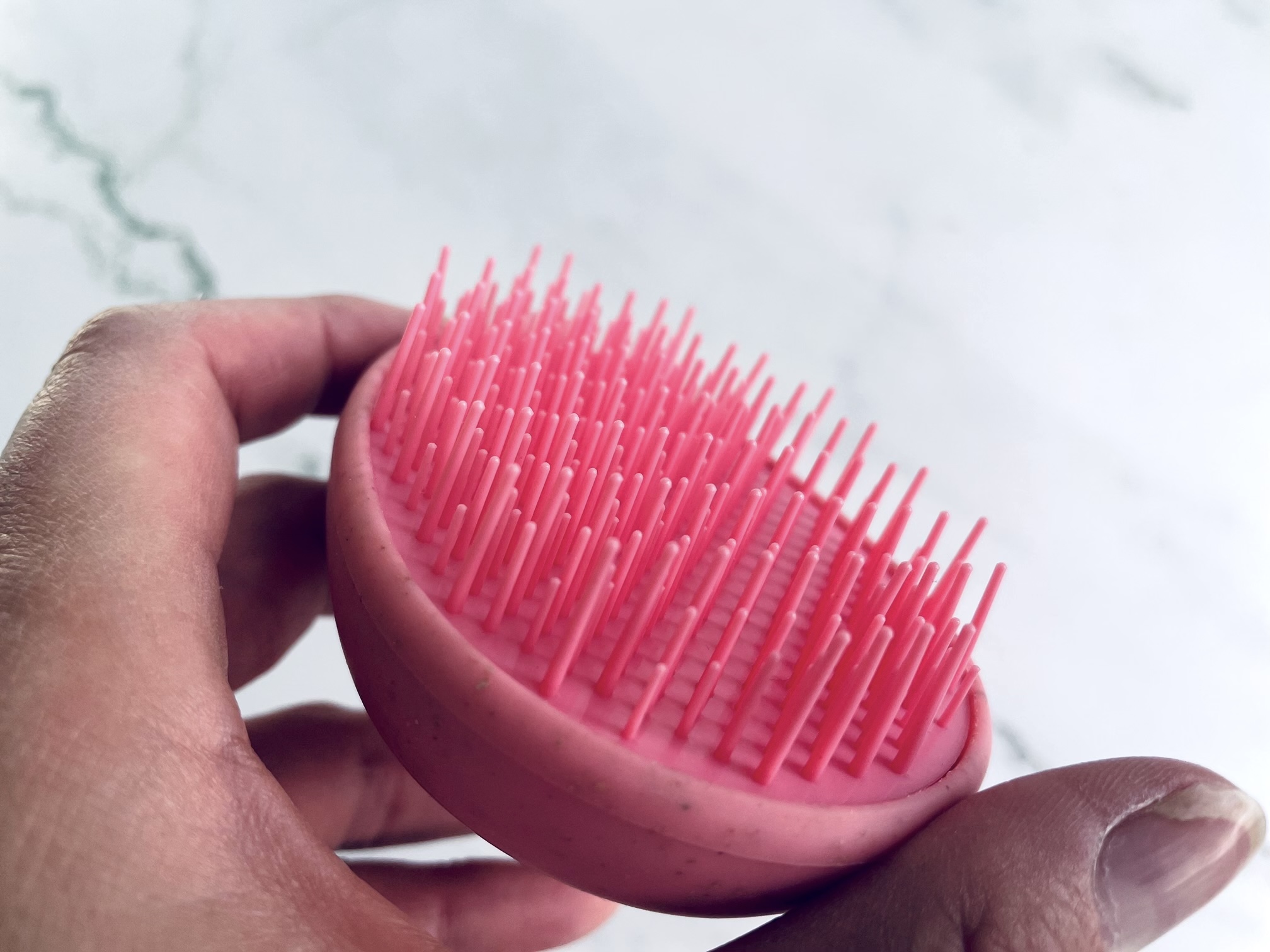 Wet Hair Detangler fra Hairlust i lyserød i hånd
