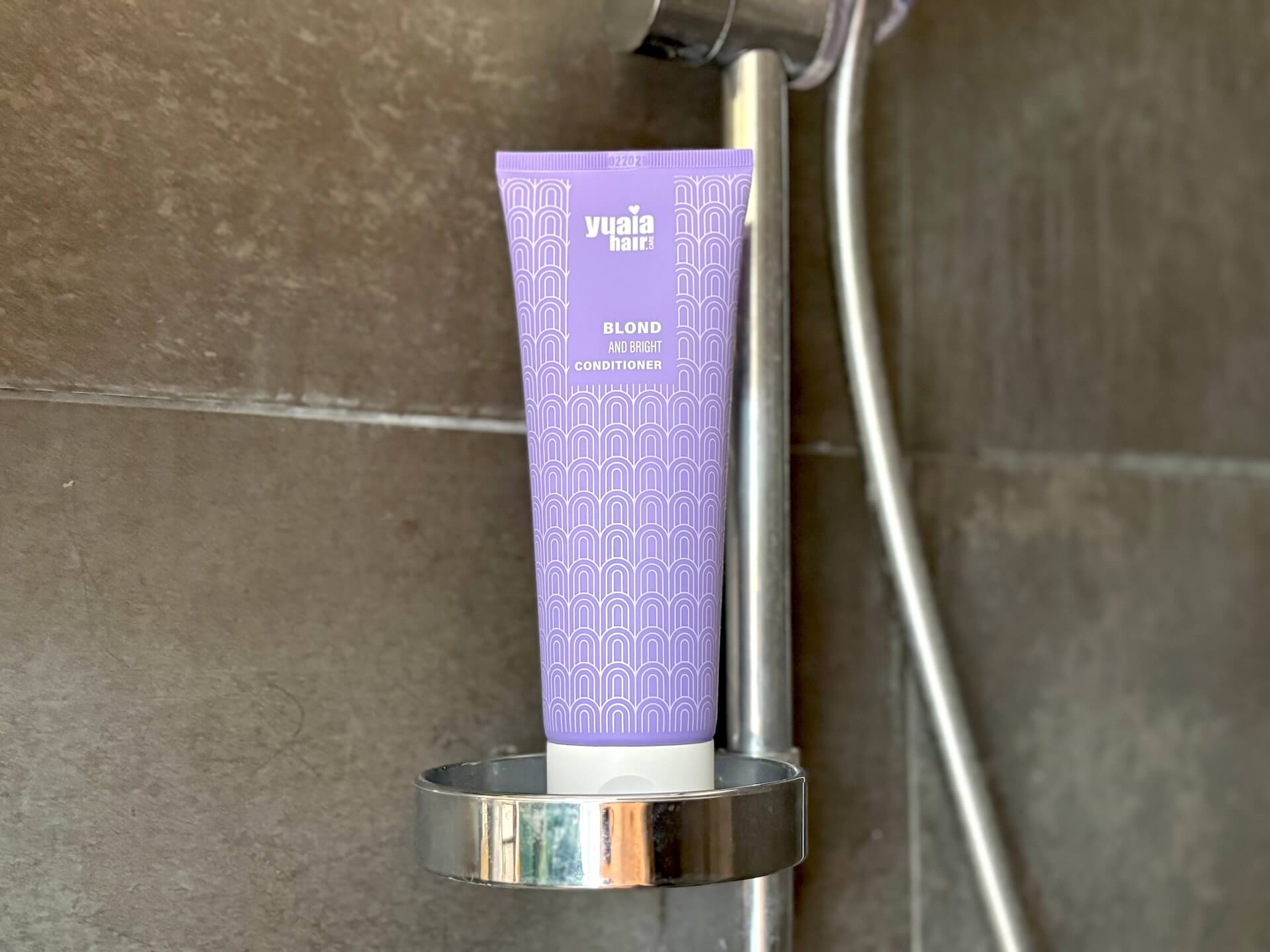 Yuaia Haircare Blond and Bright Conditioner i brusekabine