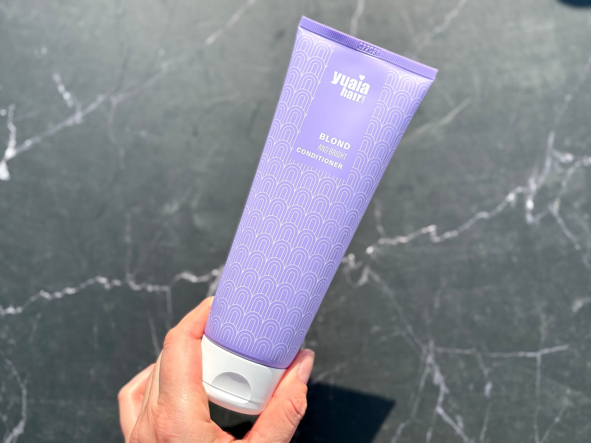 Yuaia Haircare Blond and Bright Conditioner i hånd