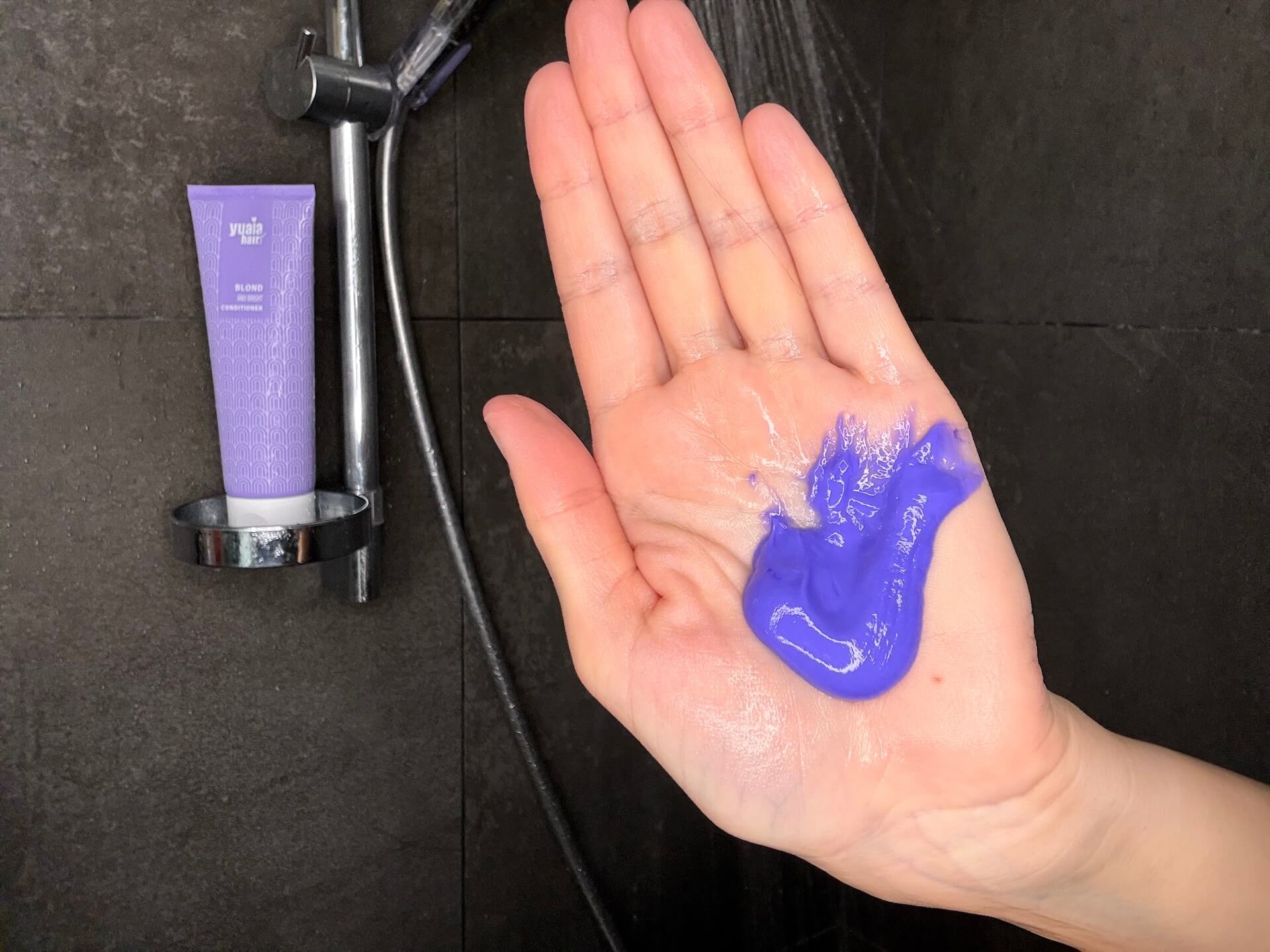 Yuaia Haircare Blond and Bright Conditioner i håndflade