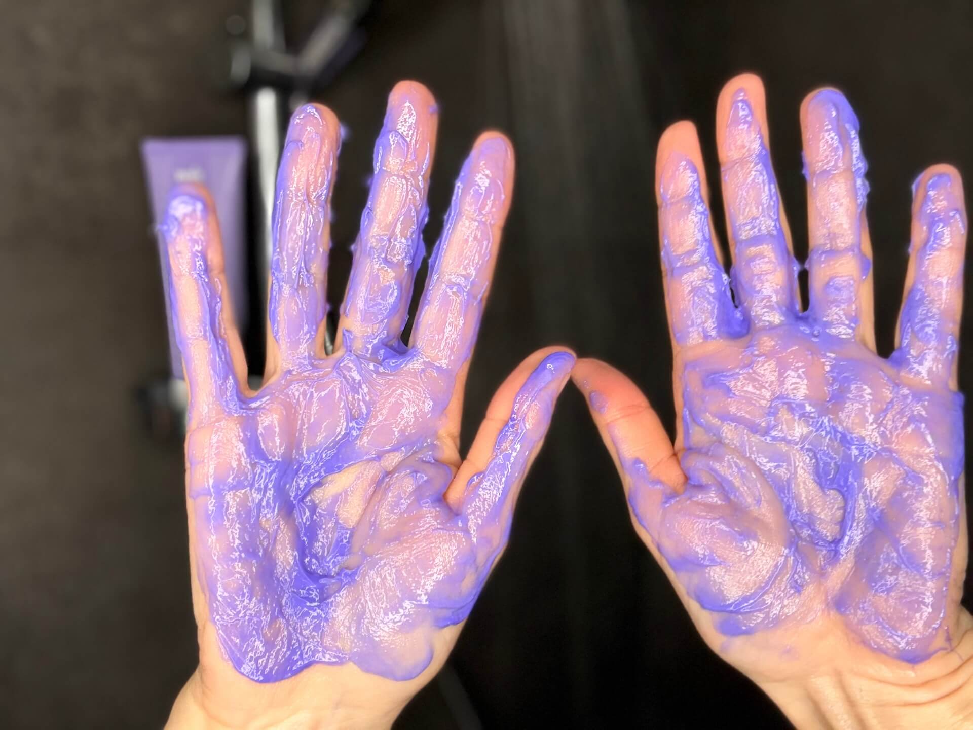 Yuaia Haircare Blond and Bright Conditioner smurt ud i hænder