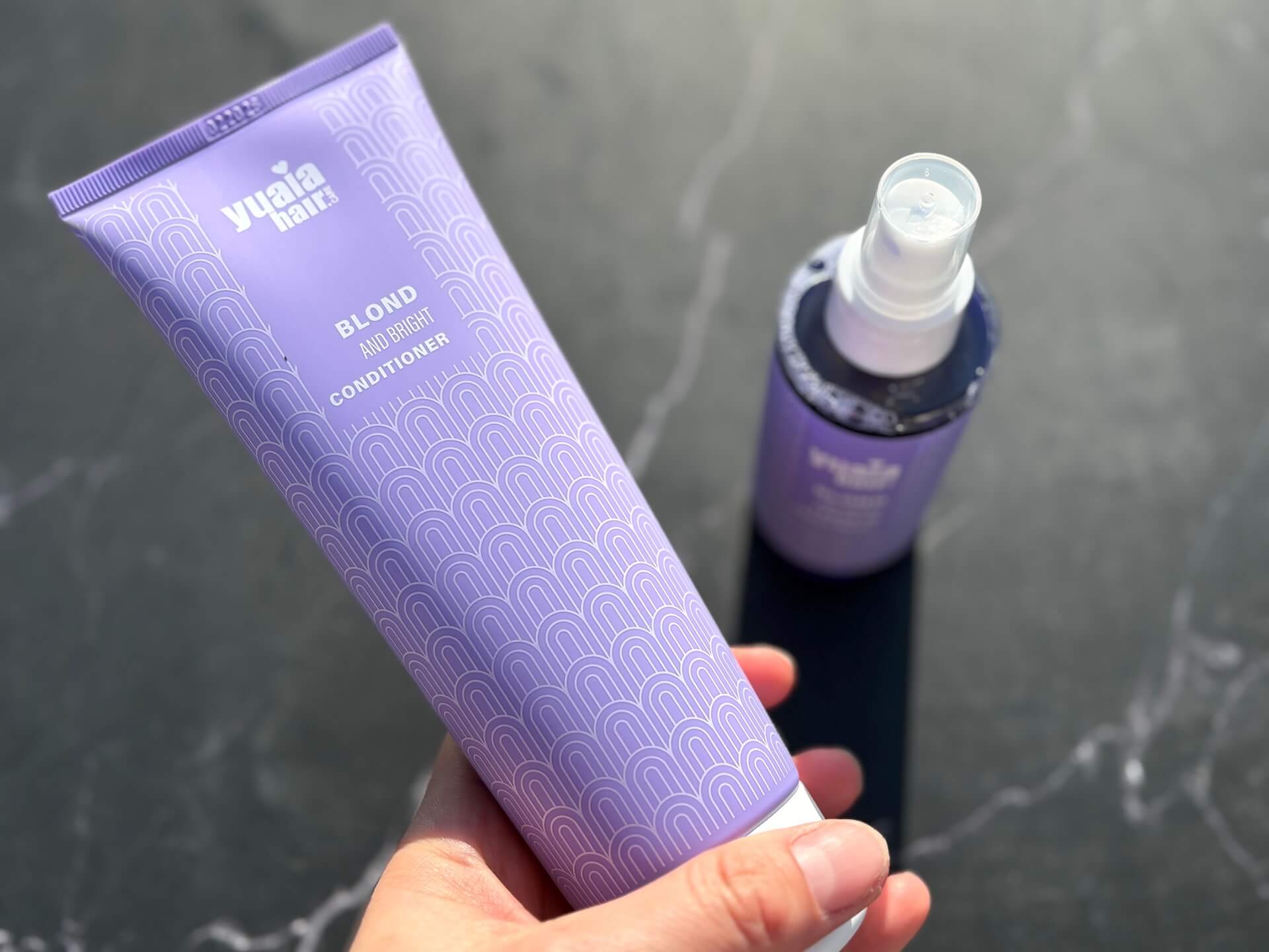 Yuaia Haircare Blond and Bright Leave-In Treatment og conditioner