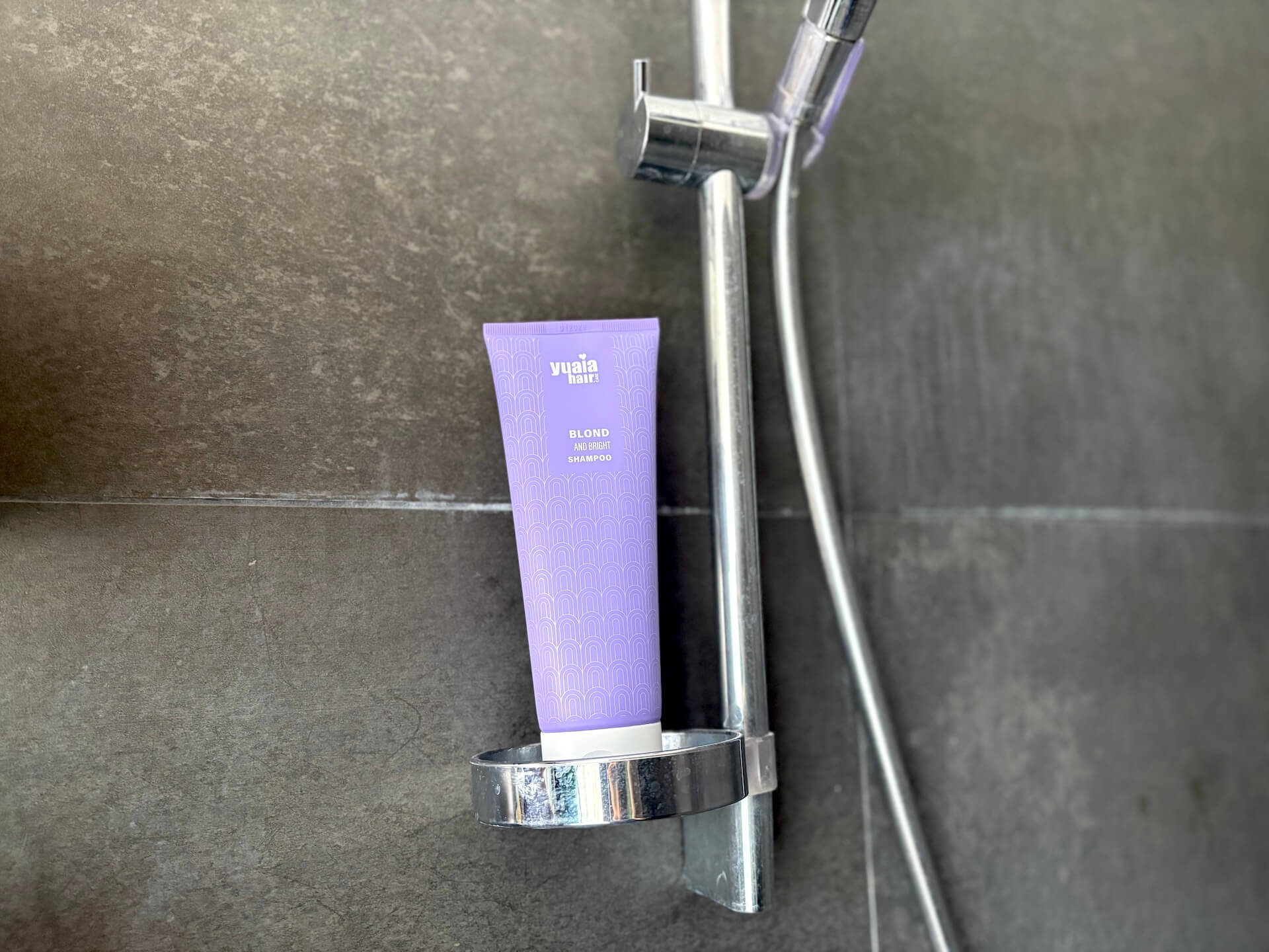 Yuaia Haircare Blond and Bright Silver Shampoo i brusekabine