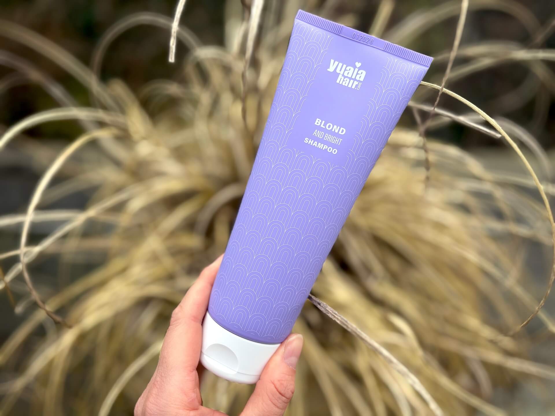 Yuaia Haircare Blond and Bright Silver Shampoo i hånd