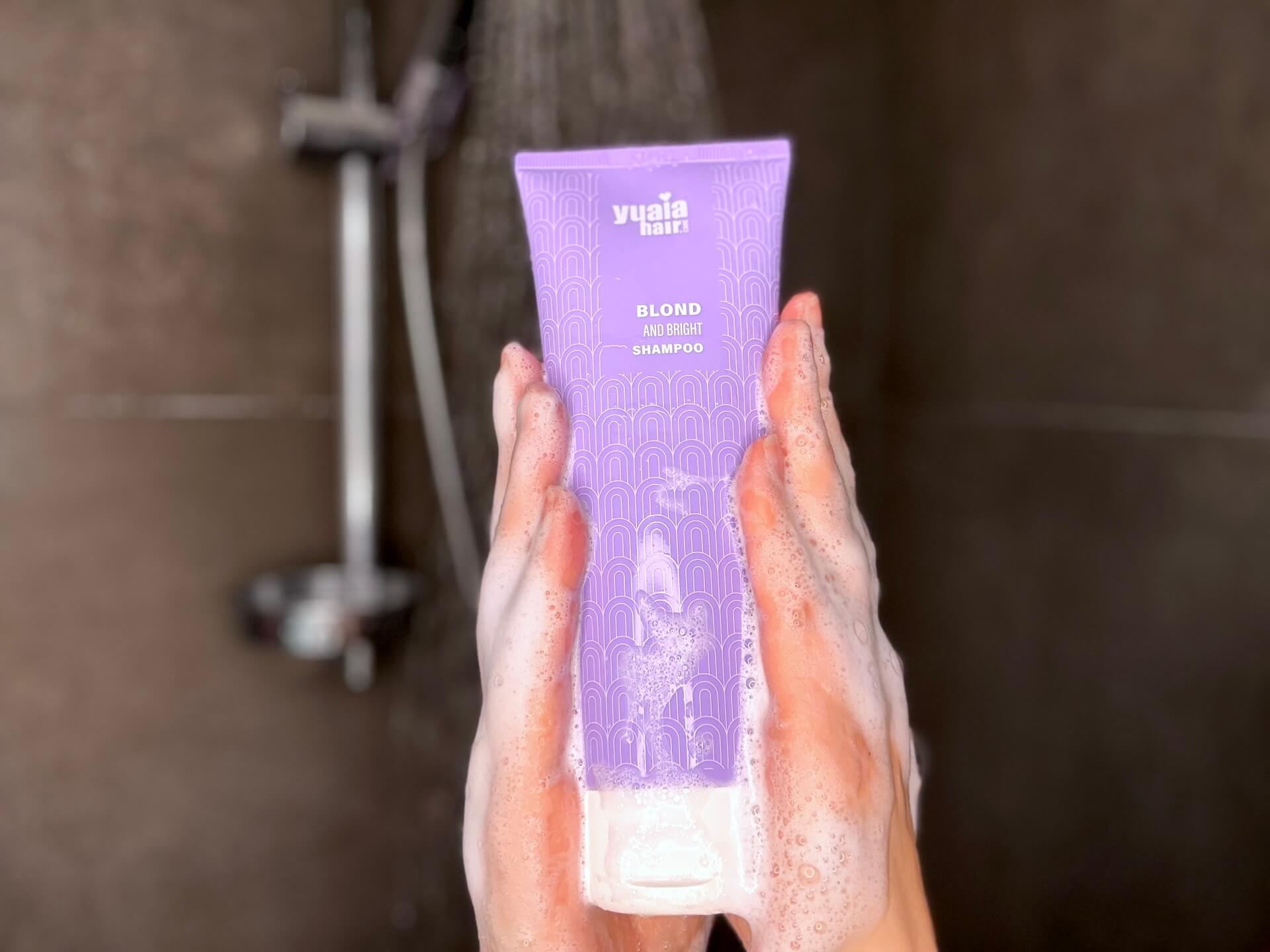 Yuaia Haircare Blond and Bright Silver Shampoo med i bad