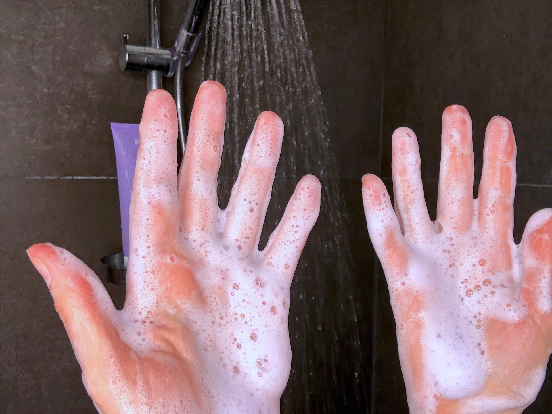 Yuaia Haircare Blond and Bright Silver Shampoo skummet op