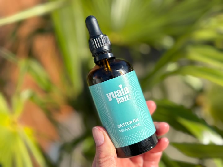 Yuaia Haircare Castor Oil i hånd