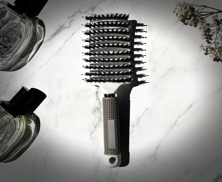 Yuaia Haircare Curved Paddle Brush på bord
