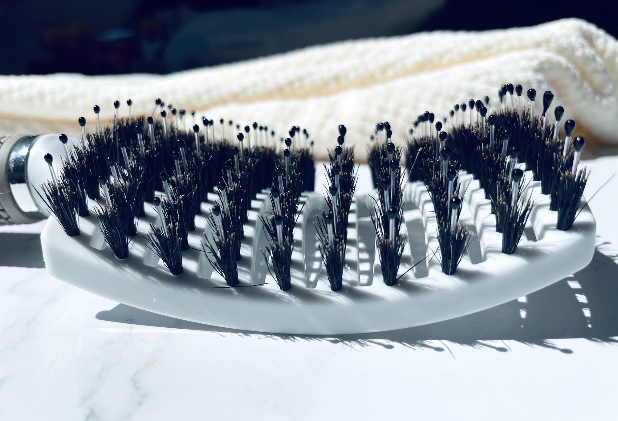Yuaia Haircare Curved Paddle Brush tæt på