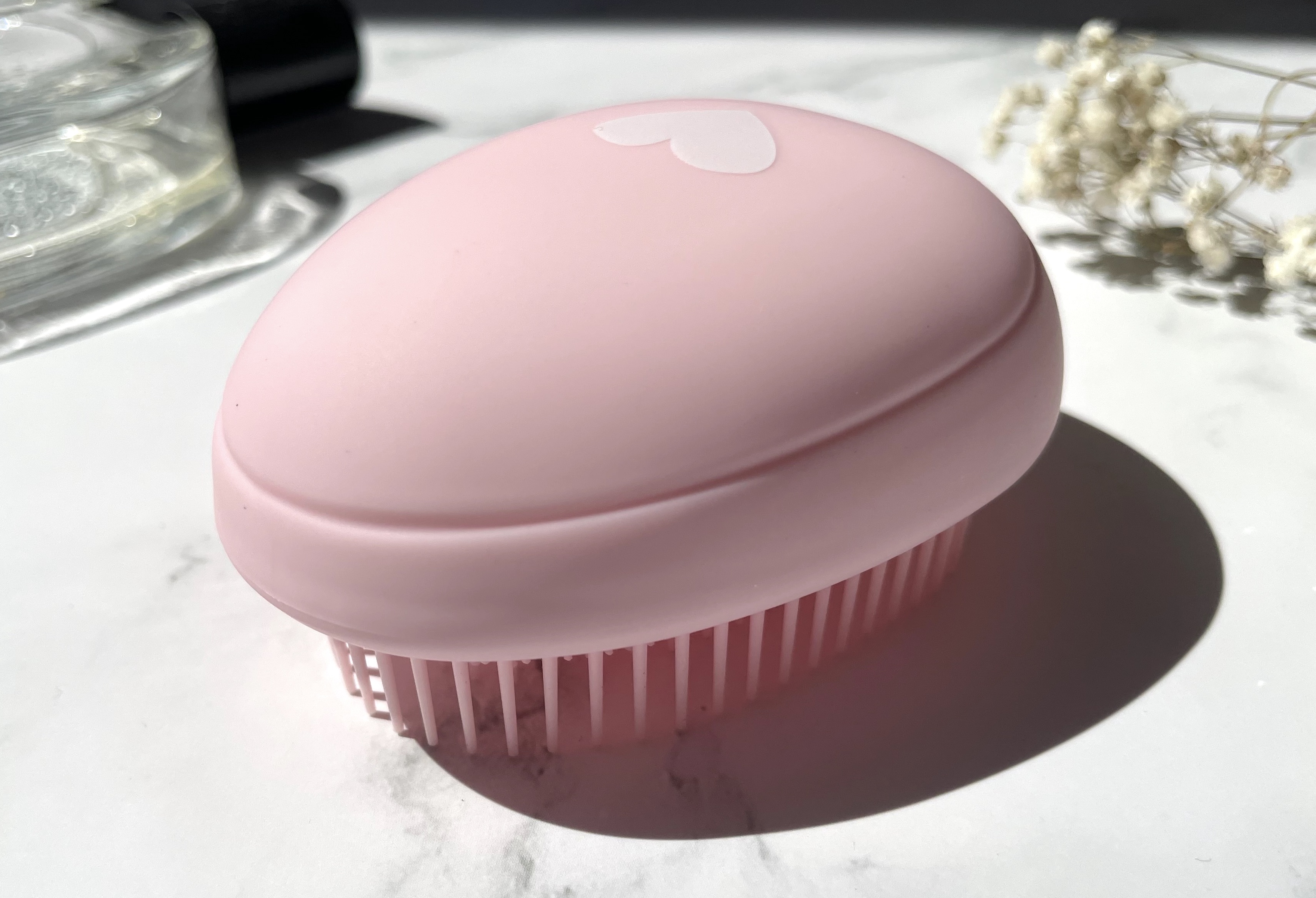Yuaia Haircare Detangle Egg Brush fra siden på et bord