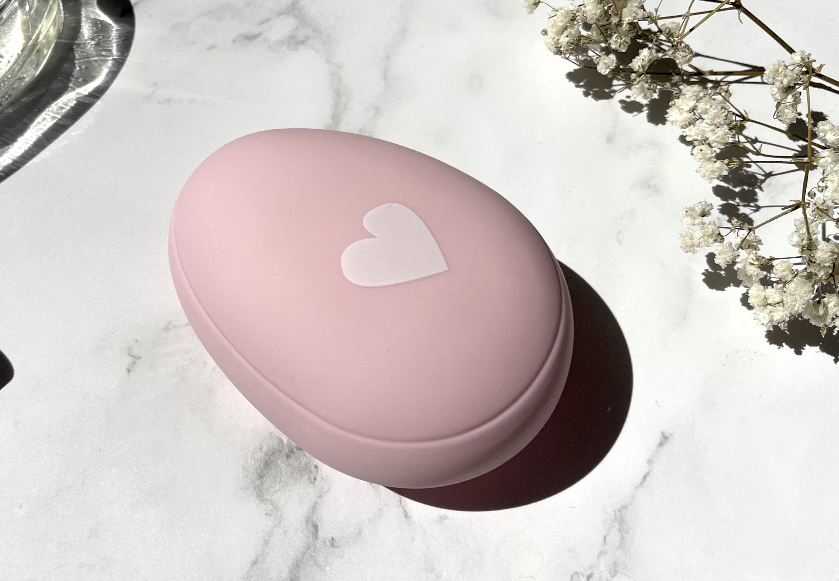 Yuaia Haircare Detangle Egg Brush på et bord