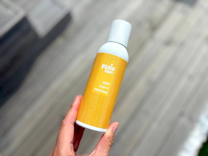 Yuaia Haircare Dry Shampoo Texture i hånd