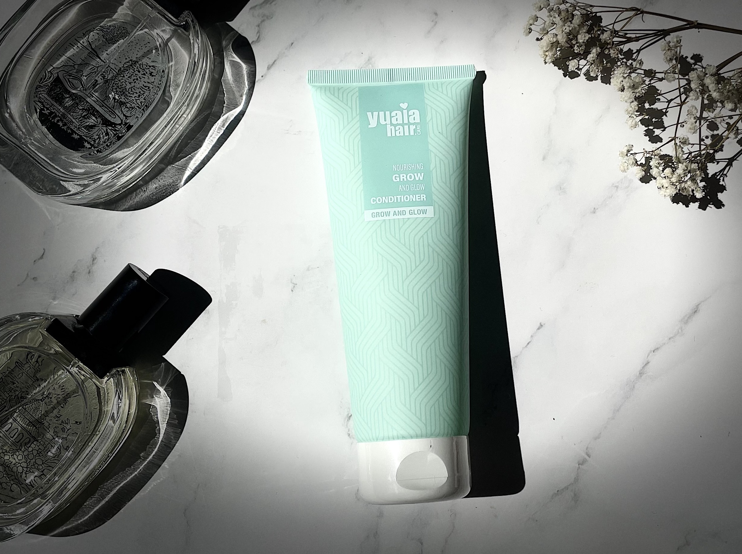 Yuaia Haircare Grow and Glow conditioner på bord