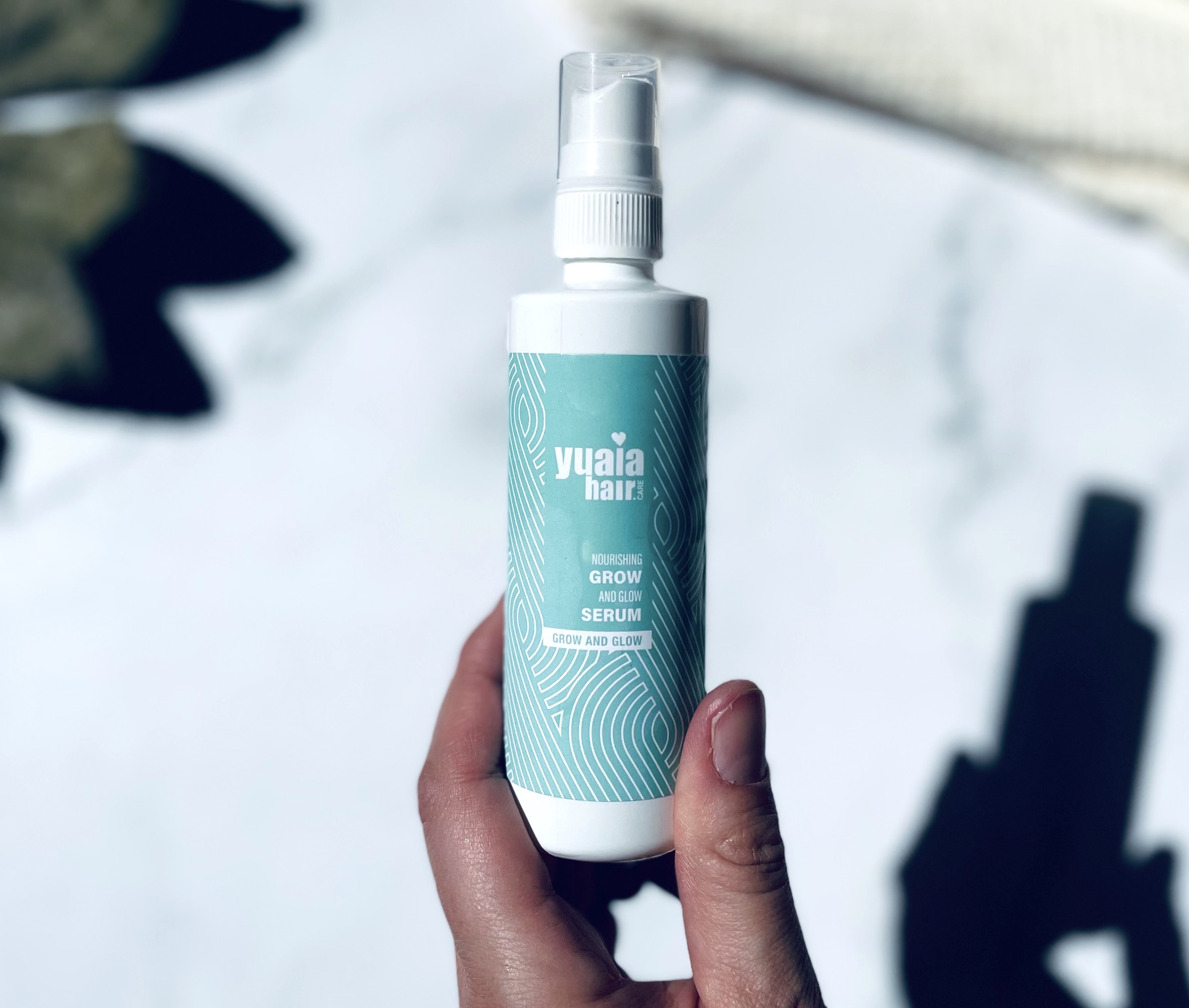 Yuaia Haircare Grow and Glow hårvækstserum i hånd