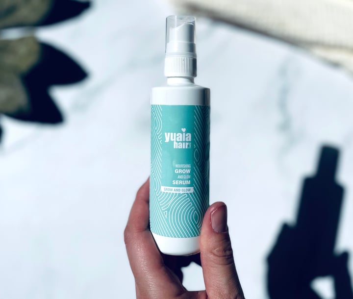 Yuaia Haircare Grow and Glow hårvækstserum i hånd