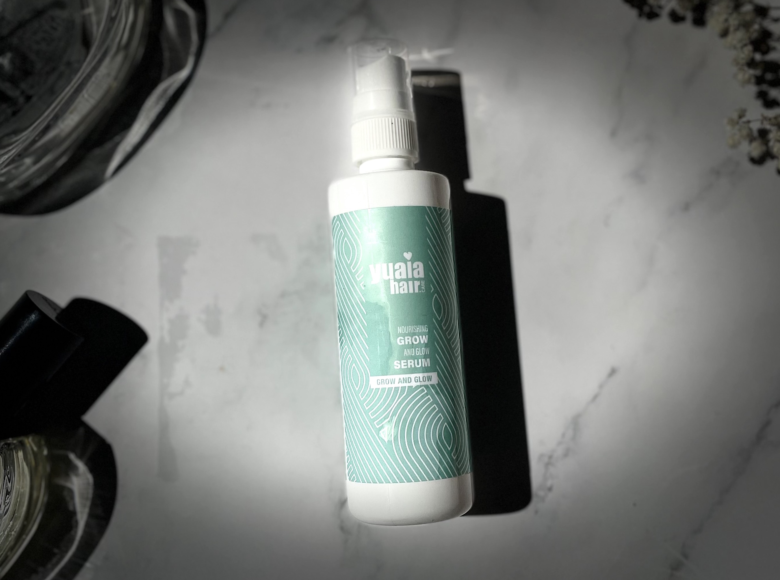 Yuaia Haircare Grow and Glow hårvækstserum på bord