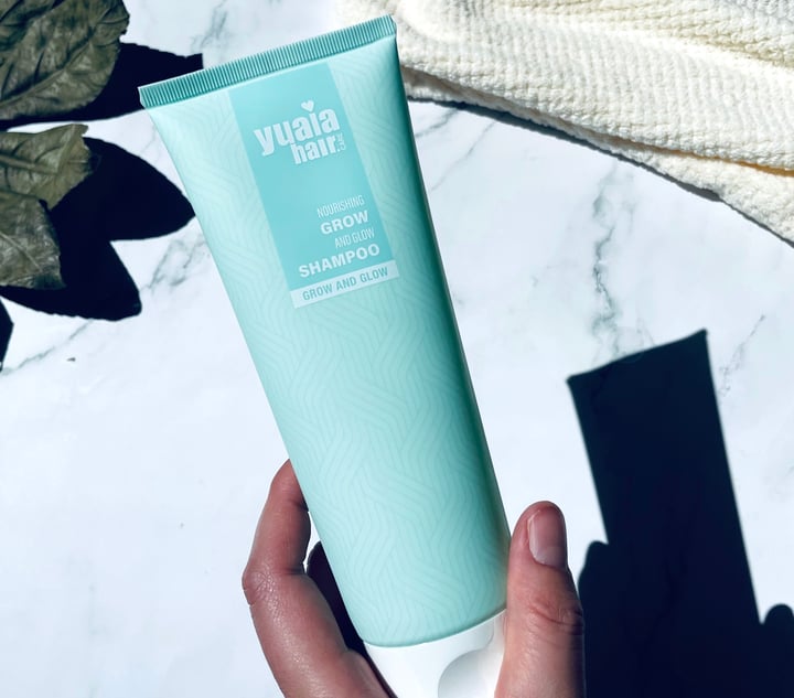 Yuaia Haircare Grow And Glow shampoo i hånd