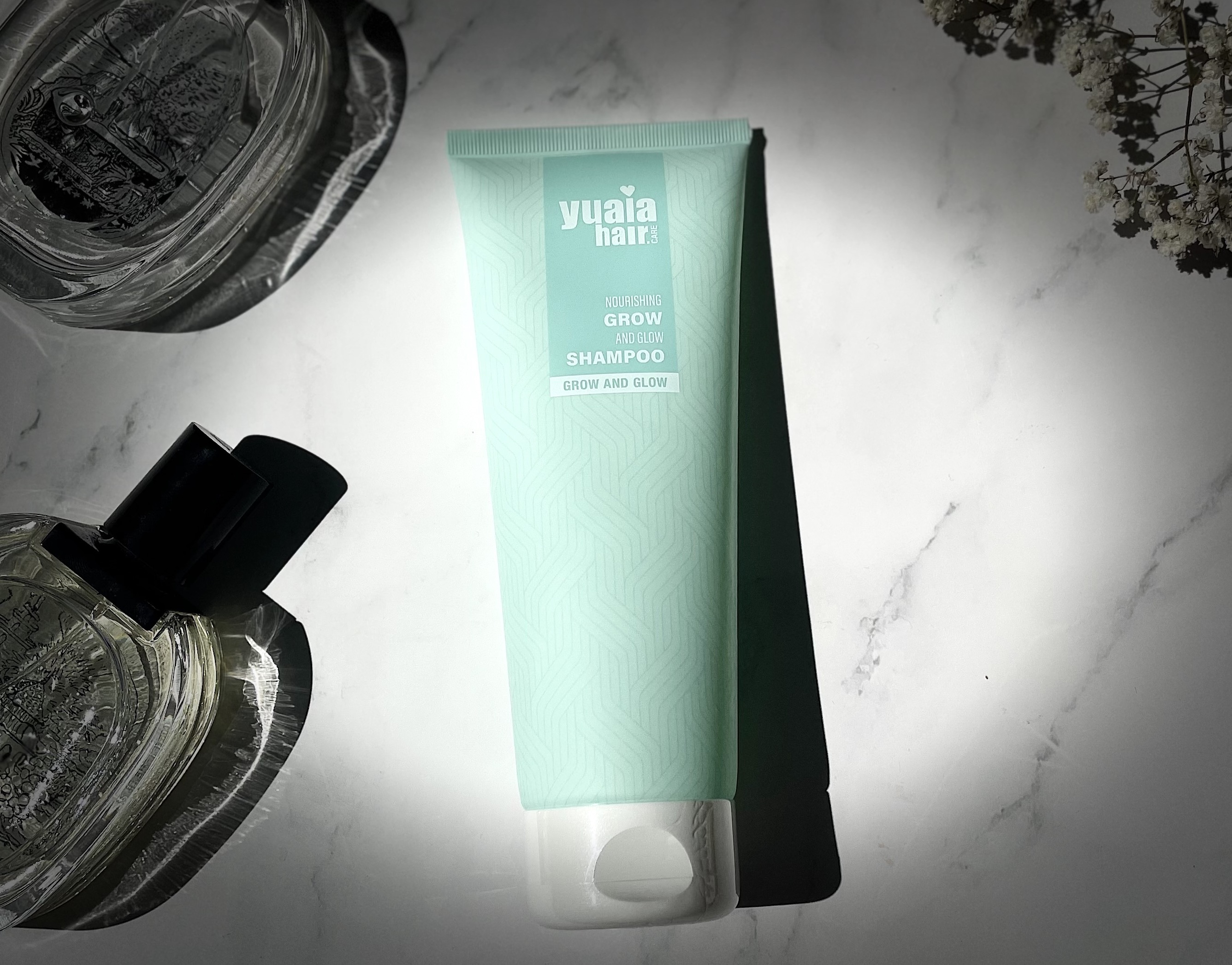 Yuaia Haircare Grow And Glow shampoo på bord