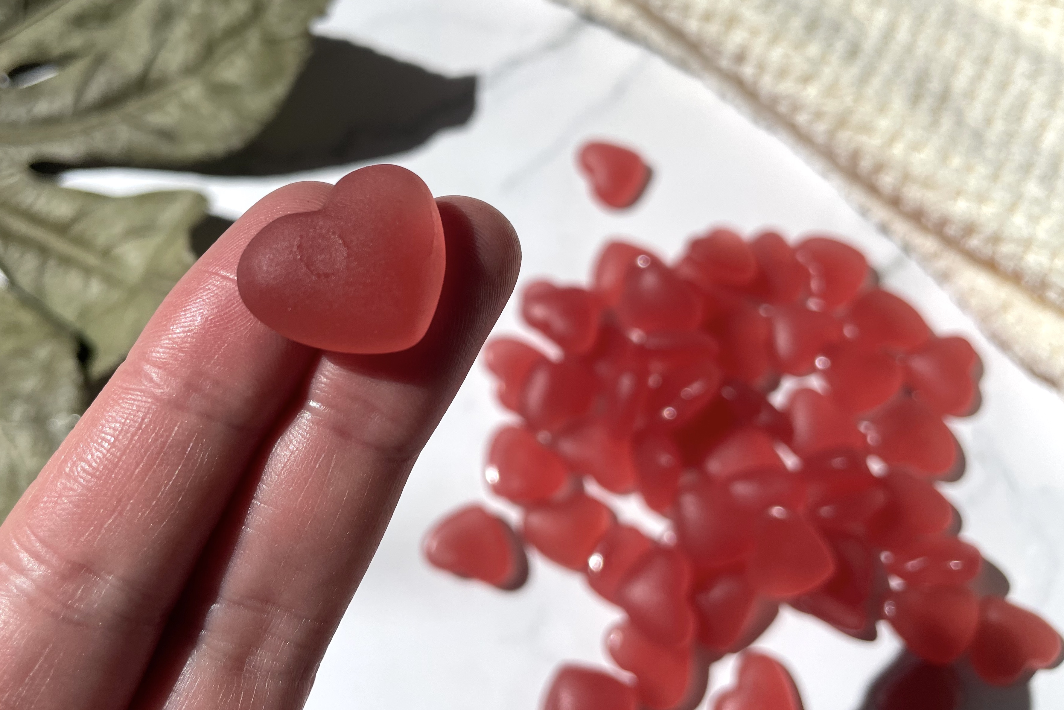 Yuaia Haircare hårvitamin mellem to fingre