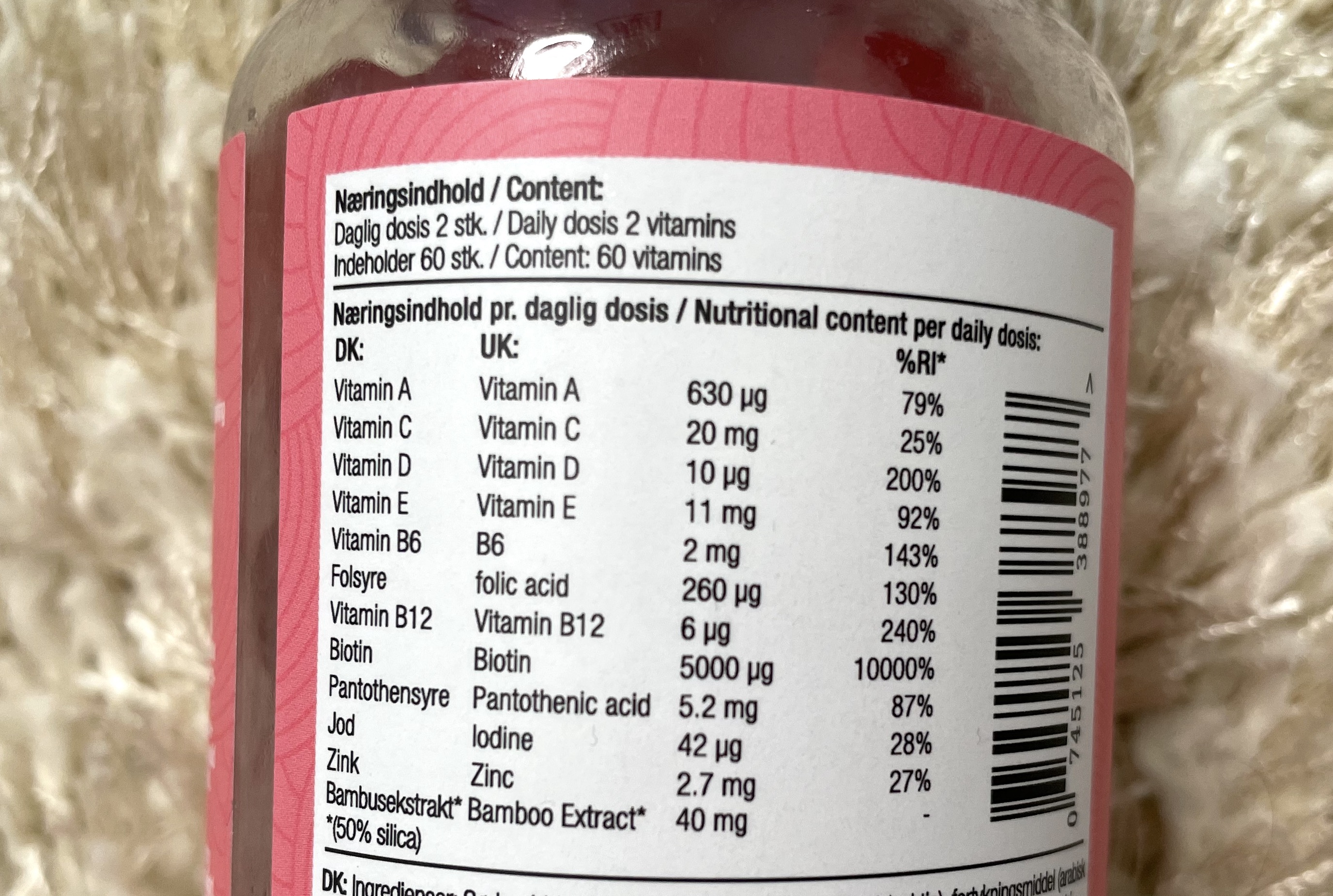 Yuaia Haircare hårvitaminer bagside med indhold