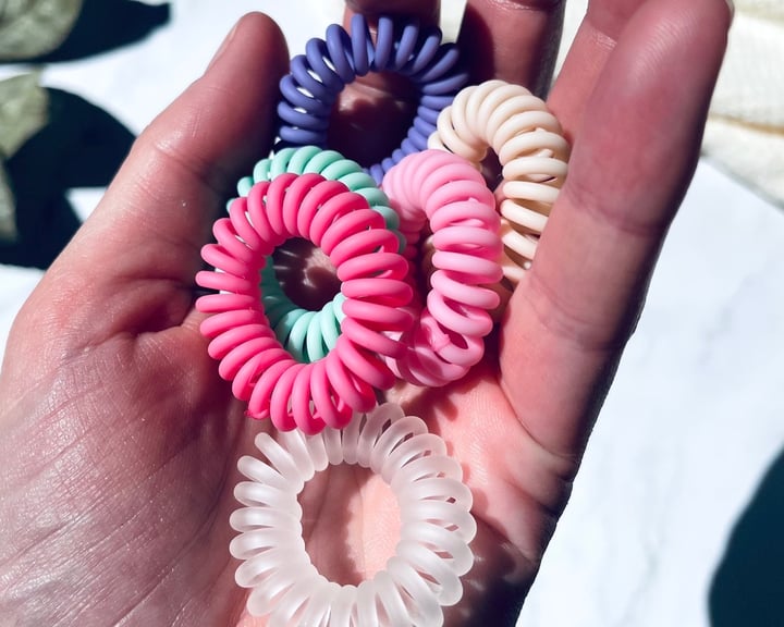 Yuaia haircare Hair Rings 6-pack i hånd