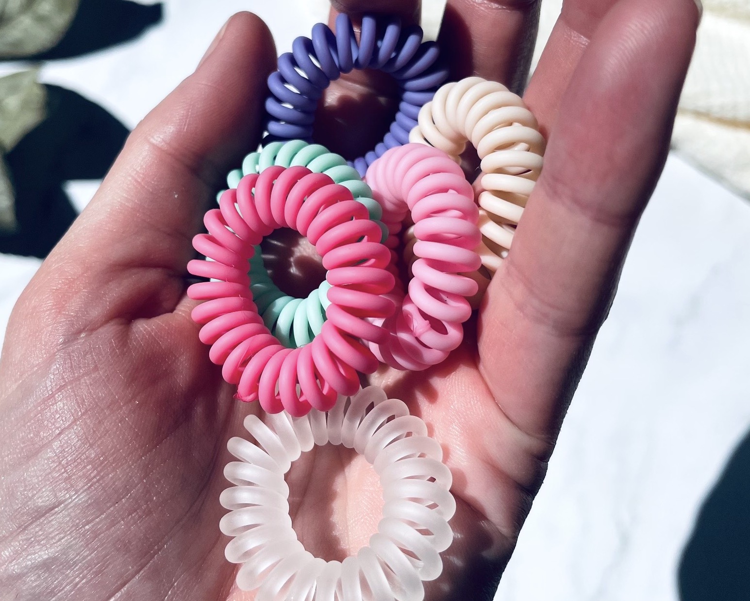 Yuaia haircare Hair Rings 6-pack i hånd