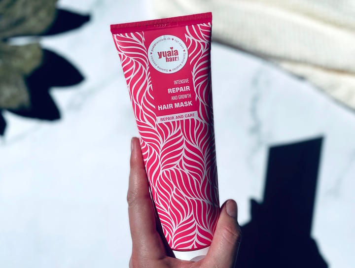 Yuaia Haircare Intensive Repair And Growth Hair Mask i hånd