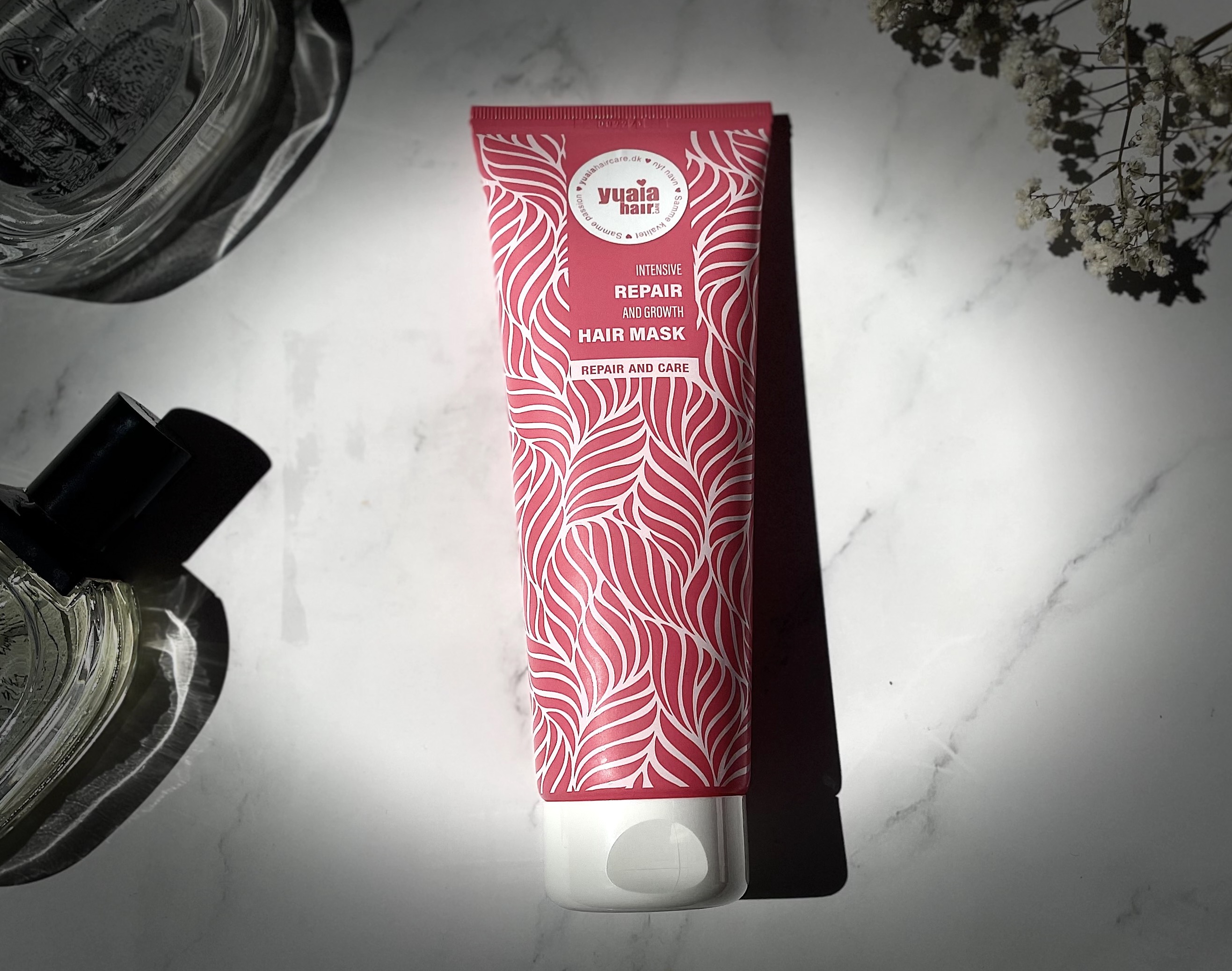 Yuaia Haircare Intensive Repair And Growth Hair Mask på bord