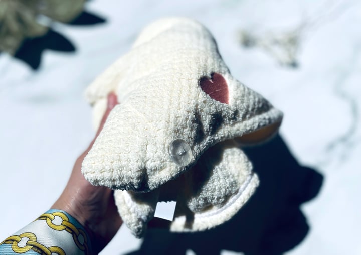 Yuaia Haircare Microfiber håndklæde i hånd