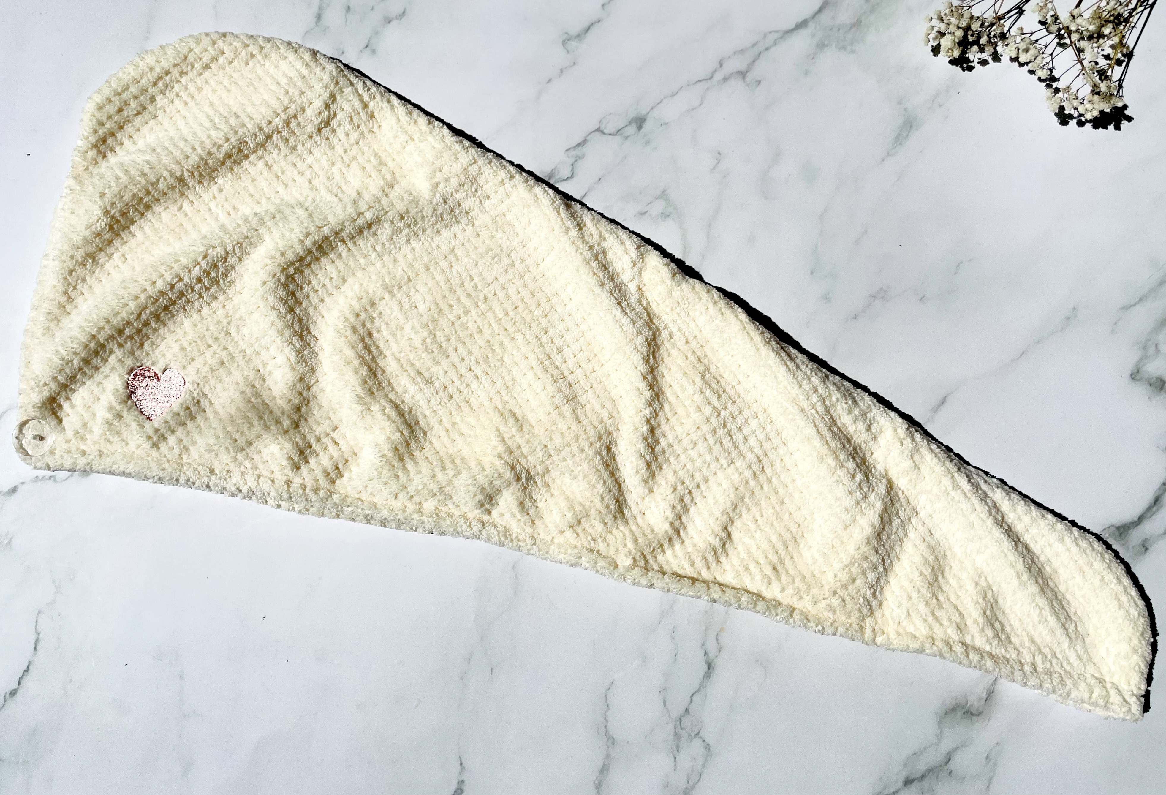  Yuaia Haircare Microfiber håndklæde til håret på bord