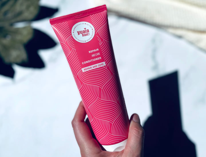 Yuaia Haircare Repair And Care Conditioner i hånd